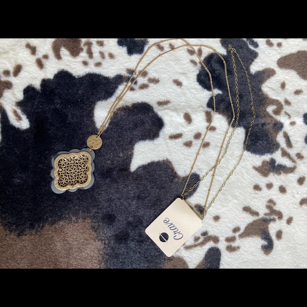 Gray tortoise shell layered gold necklace